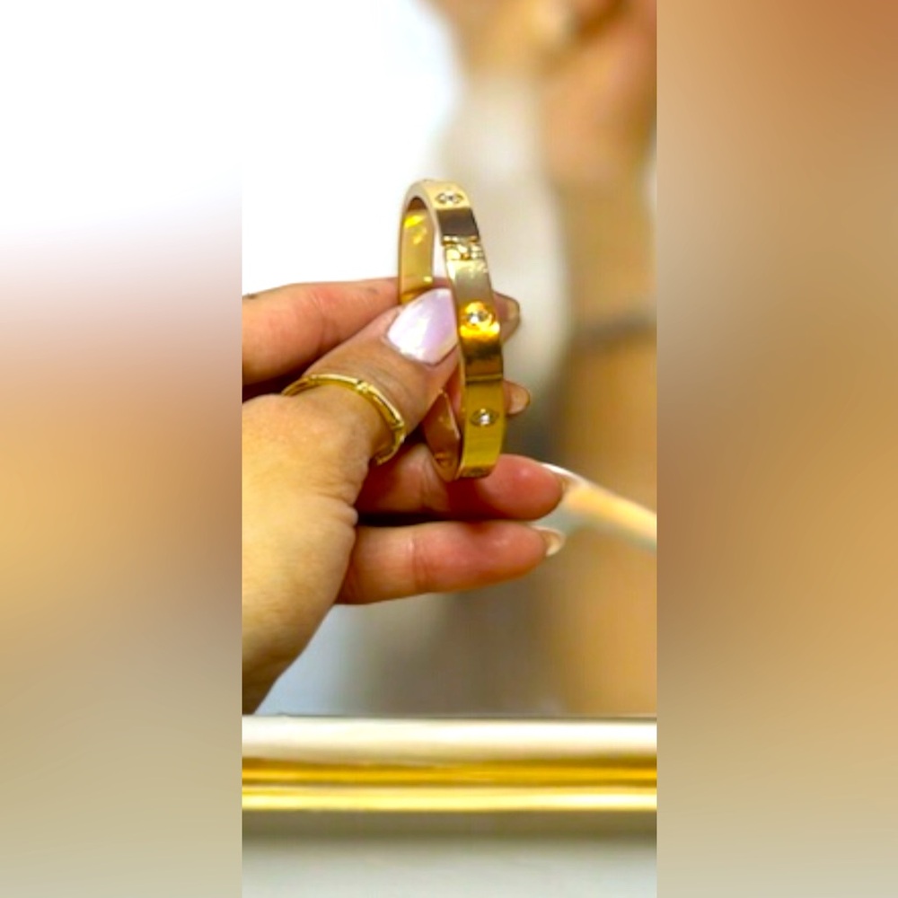 Luxury style gold hinged bracelet